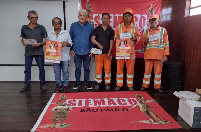  Trabalhadores e trabalhadoras sorteados na promoção recebem o cartão Sócio Premiado