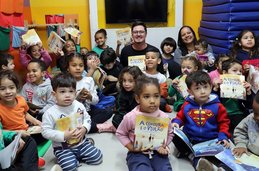  Escritor doa três mil exemplares de livro infantil para filhos de trabalhadoras da limpeza