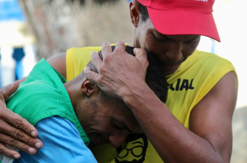  Educador social reencontra irmão catador de latinhas após 15 anos em base de apoio no Carnaval de Salvador