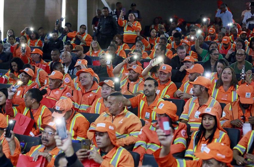  Trabalhadores da Limpeza Urbana são homenageados com apresentação musical da PM e sorteios especiais