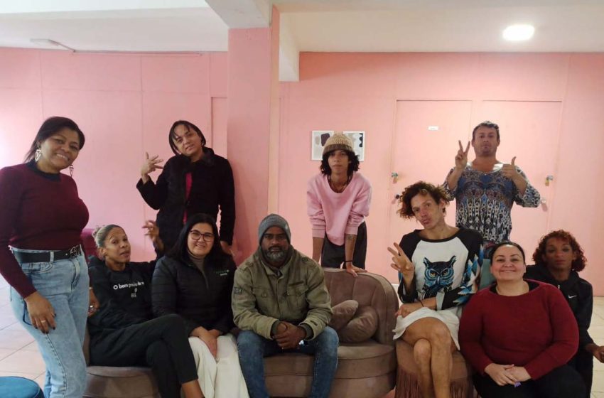  SIEMACO-SP doa dezenas de peças de roupas de frio à Casa Florescer 2 em ação da campanha do agasalho