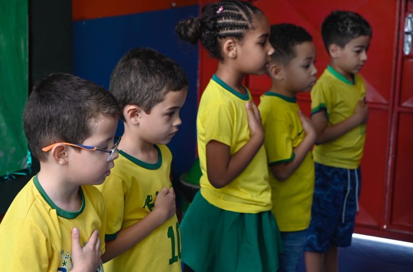  Creche SIEMACO-SP realiza teatro infantil e celebra o 7 de Setembro com momento cívico