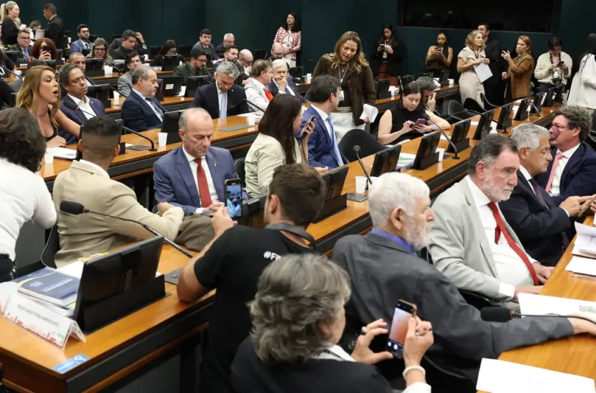  Pedido de vista adia votação de PEC do fim da escala 6×1 na CCJ da Câmara