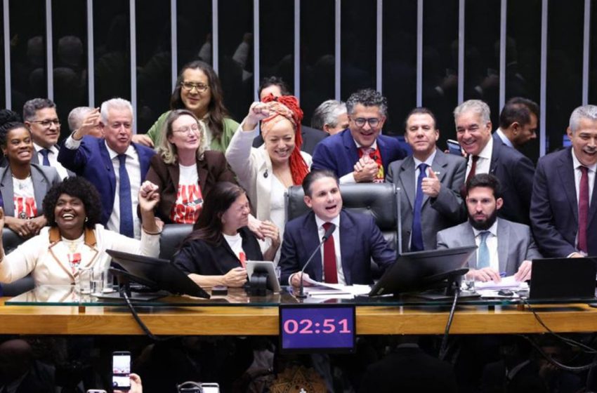  Câmara aprova PEC que acaba com a Escala 6×1 e reduz jornada para 40 horas