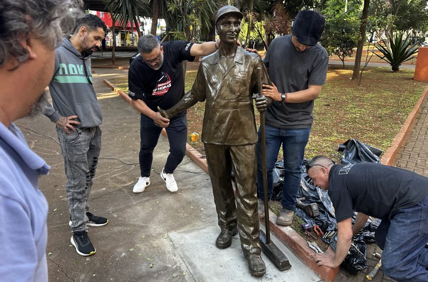  Monumentos em homenagem aos trabalhadores da Limpeza retornam à Praça Marechal Deodoro neste sábado